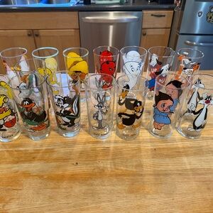 Set of Looney Tunes Character Glasses - Colorful Cartoon Tumblers